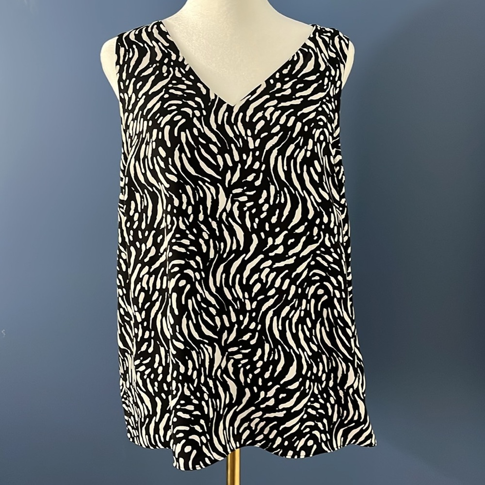 Nine West,  Sleeveless V-Neck Black & White print